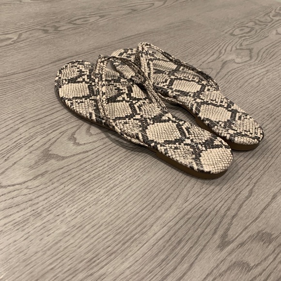 Snakeskin double strap flip flops, size 9, hard sole, in perfect condition - Picture 4 of 5